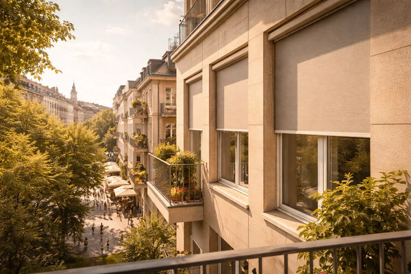 Las persianas exteriores en edificios residenciales reducen el calor en una ciudad europea durante el verano.