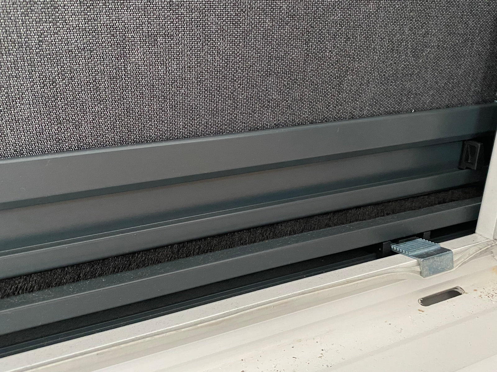 Bürstenkeder am Außenrollo montiert - zwischen Griffleiste und Verbindungsprofil um das Rollo gegen Insekten abzudichten